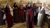 Wanita Palestina beramai-ramai merayakan dan menghormati Rashida Tlaib atas aksinya mengenakan thobe--pakaian tradisional Palestina--saat pengambilan sumpah jabatan Kongres Amerika Serikat. (REUTERS/Mohamad Torokman)