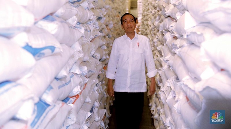 Presiden Joko Widodo meninjau Gudang dan Kegiatan Ketersediaan Pasokan dan Stabilisasi Harga Beras di Gudang Bulog Divre DKI Jakarta dan Banten.