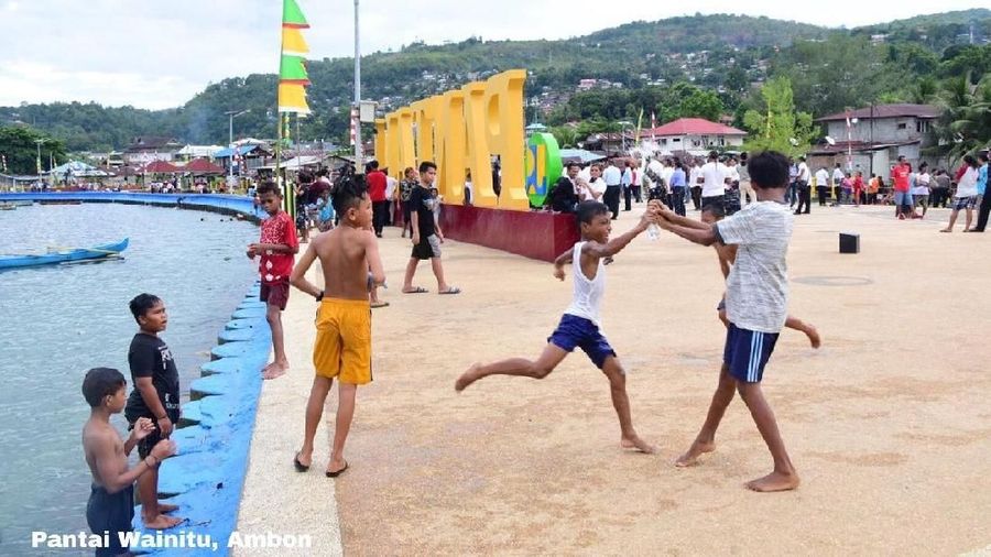Kesadaran dan peran aktif masyarakat memelihara kawasan Pantai Wainitu sangat penting, salah satunya tidak membuang sampah ke laut.