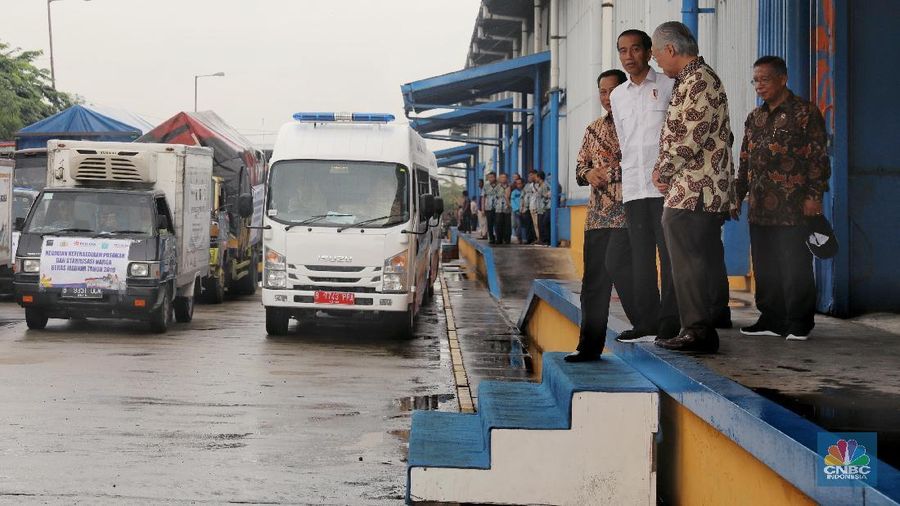 Presiden Joko Widodo meninjau Gudang dan Kegiatan Ketersediaan Pasokan dan Stabilisasi Harga Beras di Gudang Bulog Divre DKI Jakarta dan Banten.