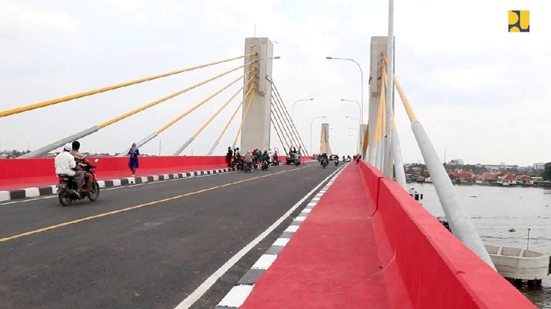 Jembatan yang melintasi Sungai Musi ini juga dilengkapi sensor pendeteksi keamanan jembatan atau Structure Held Monitoring System.