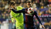 Ruben Rochina dan kawan-kawan berhasil membuat pertahanan Barcelona kerepotan mengantisipasi serangan Levante. (REUTERS/Heino Kalis)