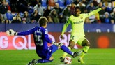 Setelah tidak bisa mencetak gol di babak pertama, Barcelona coba menekan Levante sejak awal babak kedua dimulai. (REUTERS/Heino Kalis)