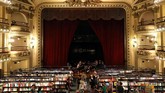 Bangunan itu mulanya adalah gedung teater yang dibuka pada 1919. Baru pada 2000-an itu berubah menjadi toko buku yang punya ribuan koleksi. (REUTERS/Marcos Brindicci)