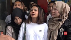 Tersangka UU ITE, Penahanan Vanessa Angel Ditentukan Senin