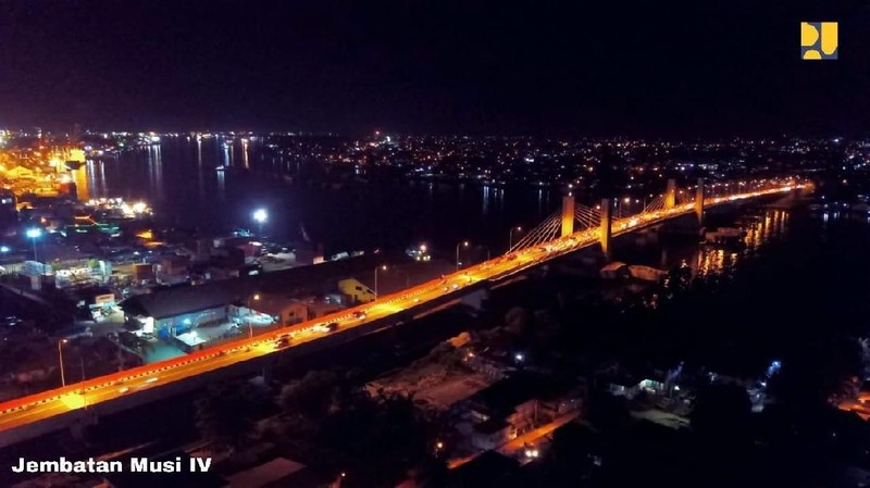 Jembatan yang melintasi Sungai Musi ini juga dilengkapi sensor pendeteksi keamanan jembatan atau Structure Held Monitoring System.