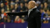 Pelatih Levante Paco Lopez kini harus berpikir keras untuk bisa mengamankan keunggulan 2-1 saat mereka ganti bertindak jadi tim tamu pada leg kedua mendatang. (REUTERS/Heino Kalis)