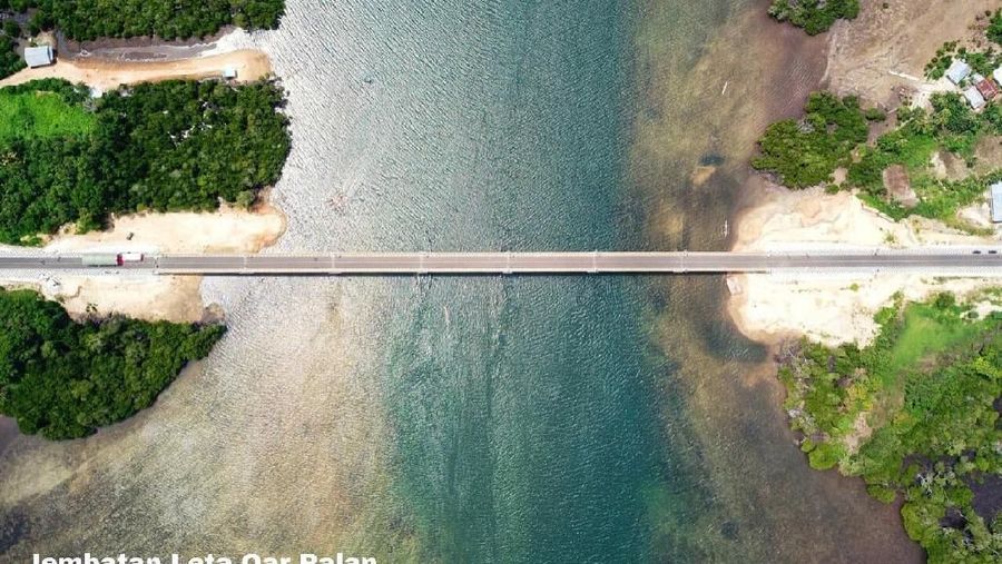 Pembangunan Jembatan Leta Ora Ralan dibangun menggunakan dana Surat Berharga Syariah Negara (SBSN) atau sukuk sebesar Rp 123,07 miliar.