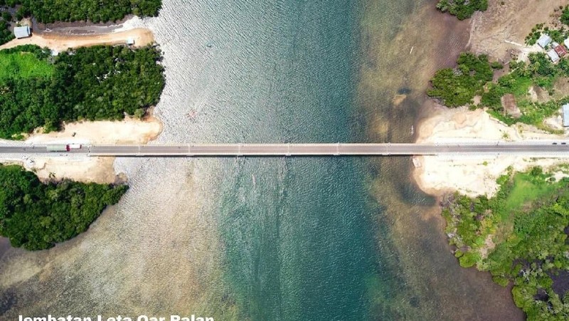 Pembangunan Jembatan Leta Ora Ralan dibangun menggunakan dana Surat Berharga Syariah Negara (SBSN) atau sukuk sebesar Rp 123,07 miliar.