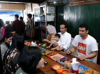 Potret Kesederhanaan Jokowi dan Keluarga Saat Kulineran Enak