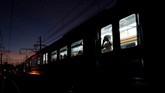 Seorang anak melihat keluar jendela kereta commuter di Jakarta. (Reuters/Willy Kurniawan)