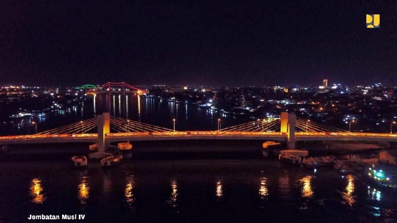Jembatan yang melintasi Sungai Musi ini juga dilengkapi sensor pendeteksi keamanan jembatan atau Structure Held Monitoring System.