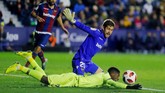 Tertinggal dua gol cepat, Barcelona berusaha keras mencari gol penyama kedudukan. (REUTERS/Heino Kalis)