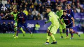 Namun di pengujung pertandingan Barcelona berhasil mencetak satu gol balasan lewat penalti Philippe Coutinho. Gol ini berarti penting bagi peluang Barcelona lolos ke babak perempat final. (REUTERS/Heino Kalis)
