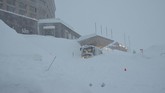 Badai salju di Eropa turut menghantam sejumlah kawasan wisata ski yang tenar seperti Swiss. Longsoran salju juga membahayakan para pelancong. (Appenzell Ausserrhoden Cantonal Police/Handout via REUTERS).