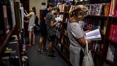 Ketenaran toko buku itu membuatnya dikunjungi lebih dari satu juta orang per tahun. (Photo by RONALDO SCHEMIDT / AFP)