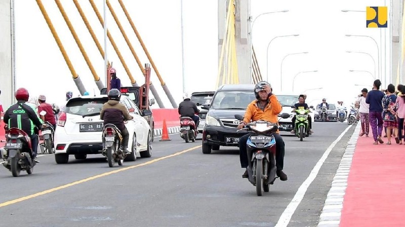 Jembatan yang melintasi Sungai Musi ini juga dilengkapi sensor pendeteksi keamanan jembatan atau Structure Held Monitoring System.