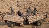 Seorang pekerja pabrik batu bata menyusun batu bata ke dalam gerobak di Dhaka, Bangladesh. (Reuters/Mohammad Ponir Hossain)