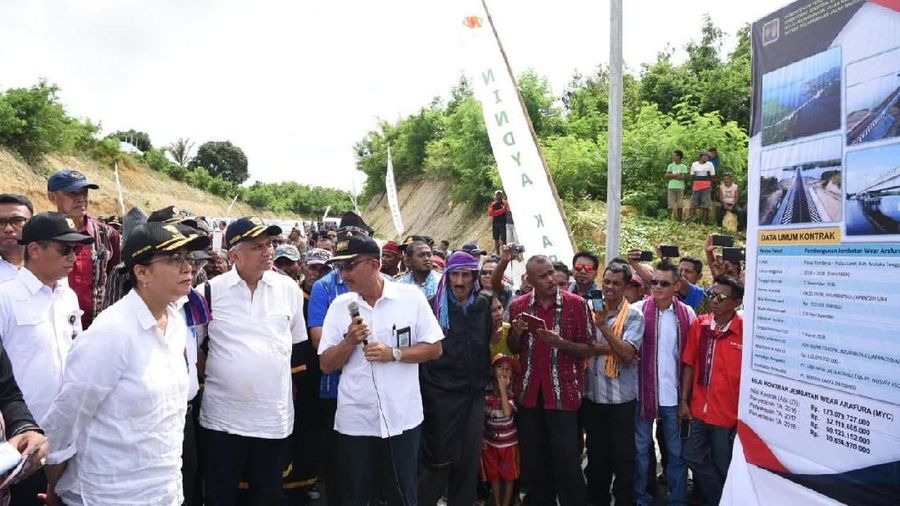 Pembangunan Jembatan Leta Ora Ralan dibangun menggunakan dana Surat Berharga Syariah Negara (SBSN) atau sukuk sebesar Rp 123,07 miliar.