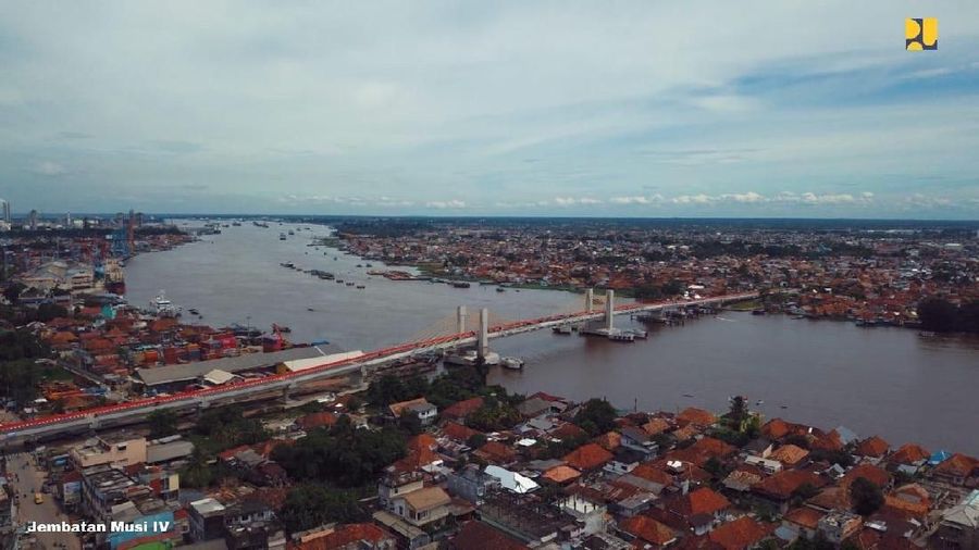 Jembatan yang melintasi Sungai Musi ini juga dilengkapi sensor pendeteksi keamanan jembatan atau Structure Held Monitoring System.