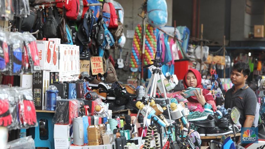 Banyak warga yang berbelanja ke Pasar Asemka karena harga yang ditawarkan relatif murah.