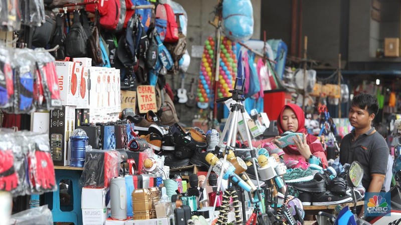 Banyak warga yang berbelanja ke Pasar Asemka karena harga yang ditawarkan relatif murah.