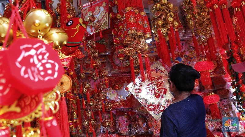 Menjelang Tahun Baru Imlek 2570, sejumlah pedagang di kawasan ini telah menjajakan berbagai macam pernak-pernik imlek