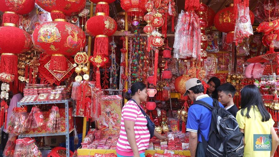 Menjelang Tahun Baru Imlek 2570, sejumlah pedagang di kawasan ini telah menjajakan berbagai macam pernak-pernik imlek