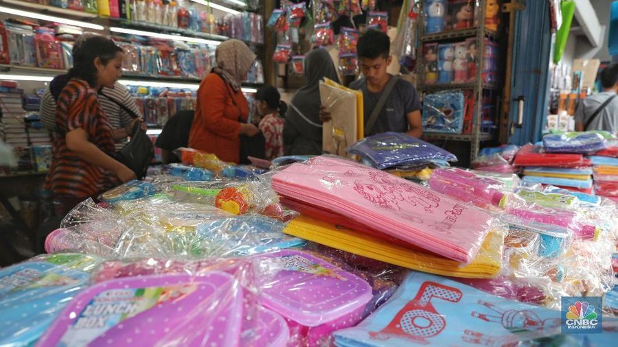 Banyak warga yang berbelanja ke Pasar Asemka karena harga yang ditawarkan relatif murah.