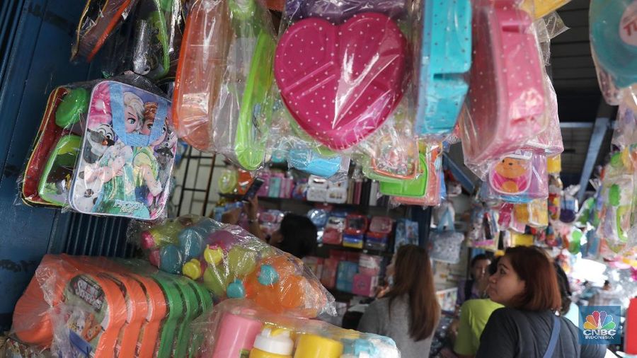 Banyak warga yang berbelanja ke Pasar Asemka karena harga yang ditawarkan relatif murah.