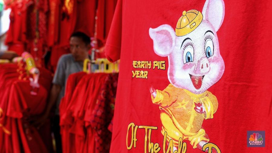 Menjelang Tahun Baru Imlek 2570, sejumlah pedagang di kawasan ini telah menjajakan berbagai macam pernak-pernik imlek