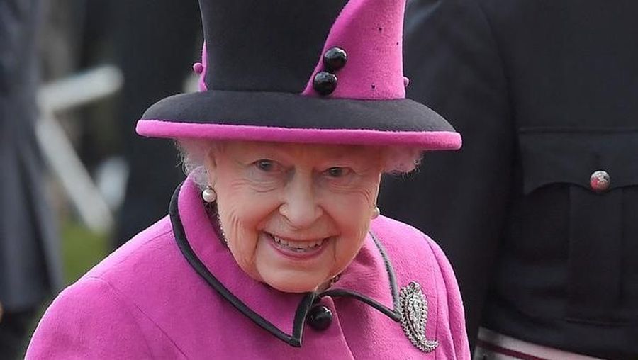 Ratu Elizabeth II bersedia menggaji hingga US$ 67.000 atau sekitar Rp 937 juta untuk seseorang yang bersedia mengelola media sosial kerajaan.