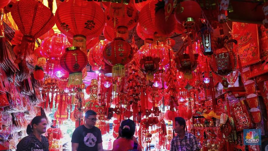 Menjelang Tahun Baru Imlek 2570, sejumlah pedagang di kawasan ini telah menjajakan berbagai macam pernak-pernik imlek