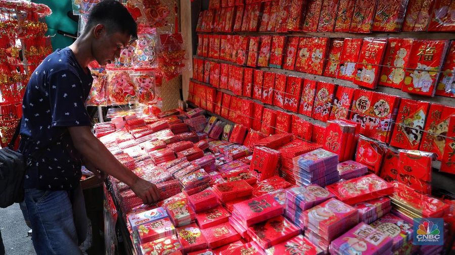 Menjelang Tahun Baru Imlek 2570, sejumlah pedagang di kawasan ini telah menjajakan berbagai macam pernak-pernik imlek
