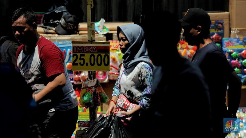Banyak warga yang berbelanja ke Pasar Asemka karena harga yang ditawarkan relatif murah.