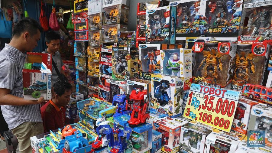 Banyak warga yang berbelanja ke Pasar Asemka karena harga yang ditawarkan relatif murah.