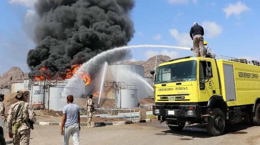 Sebuah ledakan menyebabkan kebakaran terjadi di kilang minyak utama milik Yaman di Kota Aden.