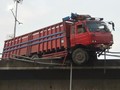VIDEO: Truk 'Menggantung' di Jalan Layang Tol Slipi
