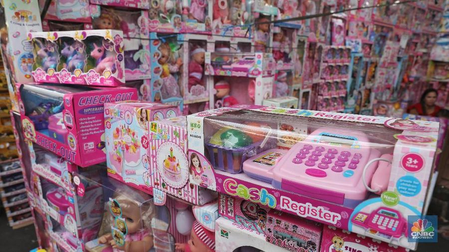 Banyak warga yang berbelanja ke Pasar Asemka karena harga yang ditawarkan relatif murah.