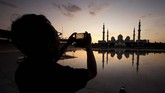 Masjid Agung Syekh Zayed di Abu Dhabi, Uni Emirat Arab adalah mesjid ketiga terbesar di dunia setelah Masjid al-Haram di Mekah dan Masjid an-Nabawi yang didirikan Nabi Muhammad di Madinah, Arab Saudi. (REUTERS/Hamad I Mohammed)
