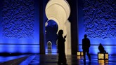 Masjid ini diberi nama sesuai dengan pendiri dan presiden pertama Uni Emirat Arab, Sheikh Zayed bin Sultan Al Nayan. Ia meninggal tiga tahun sebelum masjid selesai pada 2007. Sang pelopor pun dimakamkan di masjid ini. (Andrew Caballero-Reynolds/Pool via Reuters)