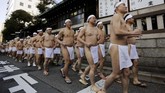 Para pria bersiap berendam di pemadian Teppozu Inari, Tokyo, Jepang.