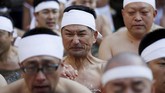 Tak sedikit pula yang menambahkan dan memeluk balok-balok es ke dalam air yang sudah sangat dingin.