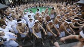 Sebelumnya, mereka melakukan pemanasan terlebih dahulu dan memanjatkan doa-doa.