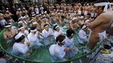 Beramai-ramai mereka menceburkan diri dalam air es dan mencoba bertahan di dalamnya.