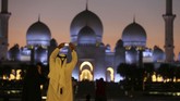 Butuh 12 tahun untuk menyelesaikan masjid ini. Konstruksi masjid ini sengaja ditinggikan 11 meter dari permukaan laut dan 9,5 meter dari permukaan jalanan. (REUTERS/Hamad I Mohammed)