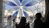 Masjid ini dibangun sebagai peringatan perang untuk memperingati tentara yang mati syahid dan warga Emirat lain yang mengorbankan hidupnya untuk melayani negara. (REUTERS/Suhaib Salem)