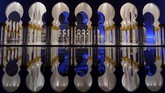 Bagian dalam masjid dihias dengan marmer dari Yunani dan Italia, emas, kristal, keramik, dan batu-batuan seperti lazuli, batu akik merah, kecubung, kulit kerang, dan nacre. (Andrew Caballero-Reynolds/Pool via Reuters)