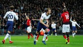 Penyerang Tottenham Harry Kane sempat menggetarkan gawang Man United pada menit ke-31, tapi wasit Mike Dean menganulir gol tersebut setelah Kane dalam posisi offside saat menerima umpan Dele Alli. (REUTERS/Eddie Keogh)