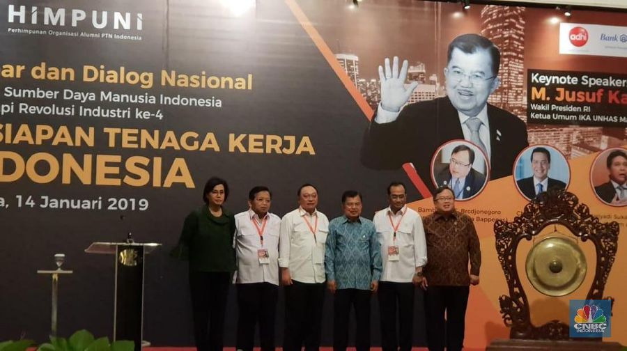 Kenaikan tiket pesawat terbang ramai-ramai diprotes masyarakat.